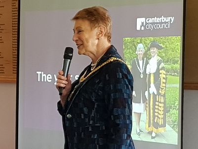 Lord Mayor Rosemary Doyle talks to Club members.